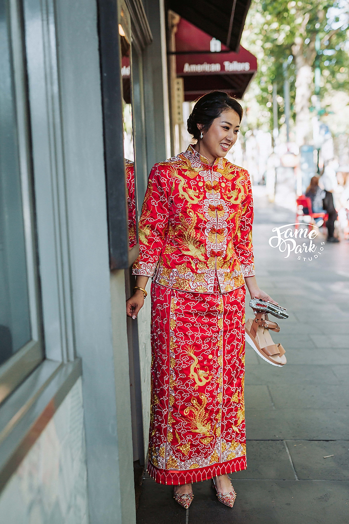 The bride was wearing red Chinese tea ceremony wedding dress